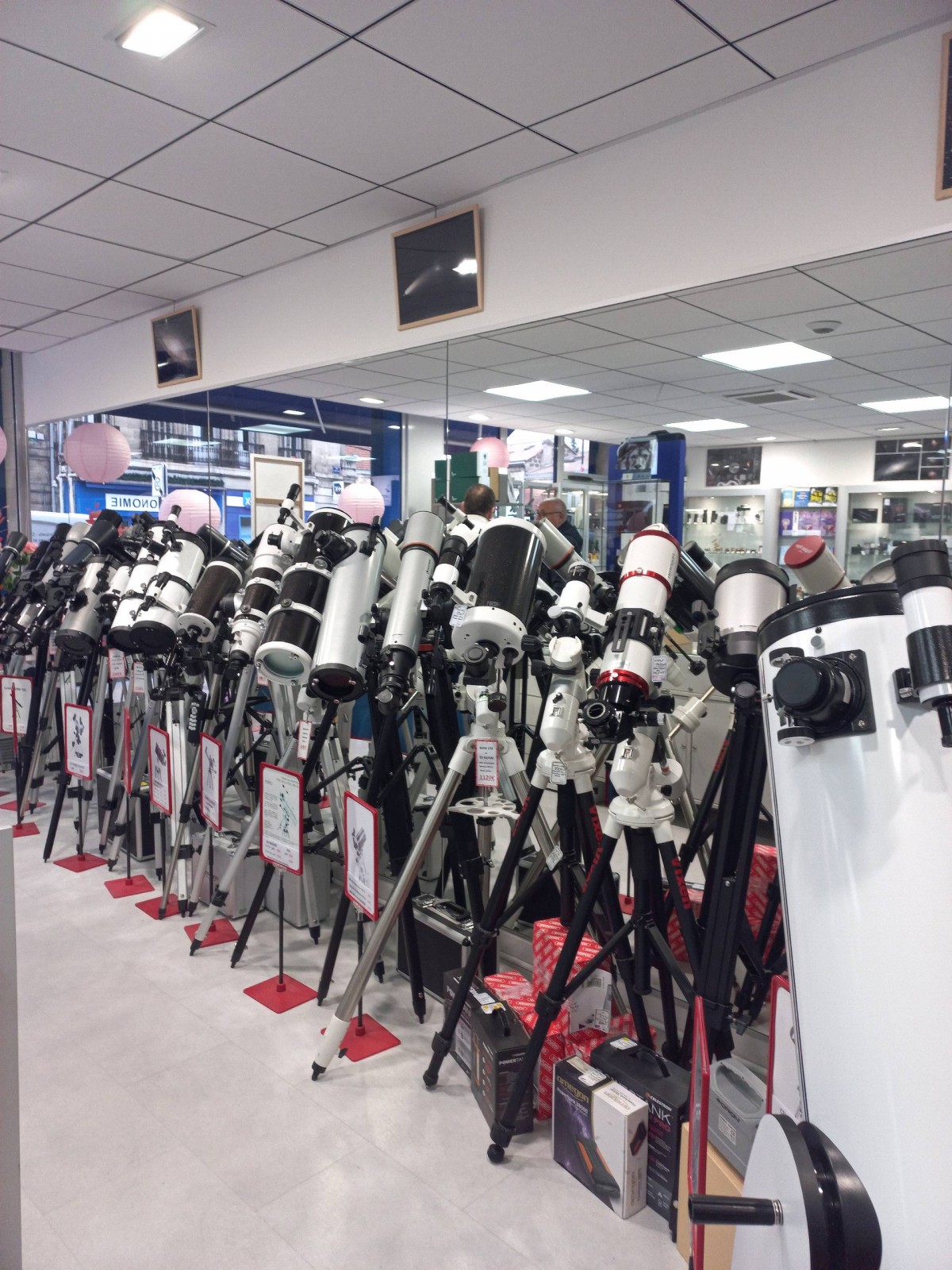 Dans votre magasin astronomie espace optique de Bordeaux , on prépare les fêtes de noël. !!!